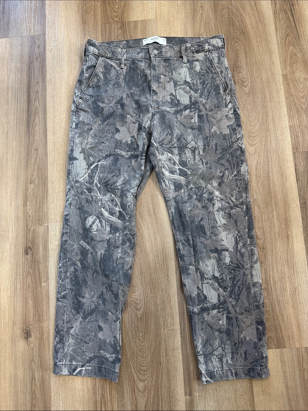 Hollister Men's Camo Loose Baggy Pants Jeans Gray Tan Leafy Print Size 34x32